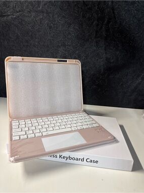 iPad Wireless Keyboard Case Featuring Built-in Trackpad and Detachable Mag Cover